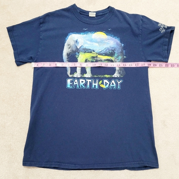 Gildan Earth Day T-Shirt Medium Blue Elephant Nature Graphic Tee 100% Cotton - Picture 5 of 9